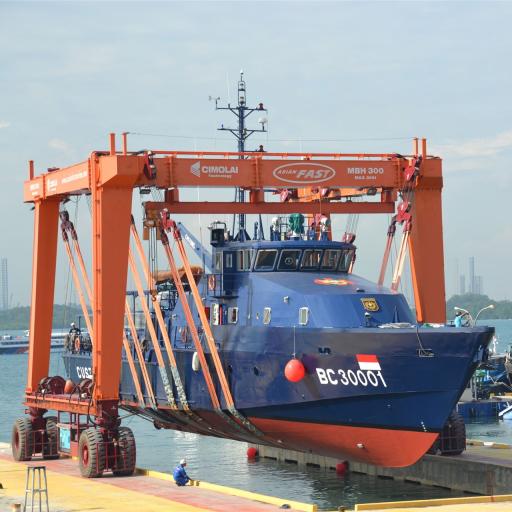 300 ton Capacity mobile boat hoist