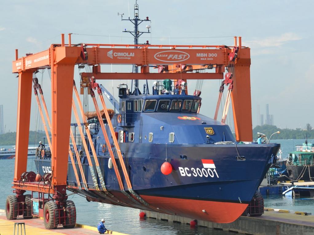 300 ton Capacity mobile boat hoist