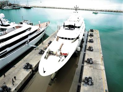 yacht gehoben mit CIMOLIFT