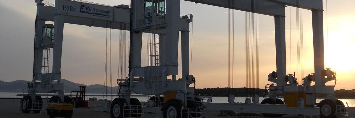 150 Ton Straddle Carrier bei Nacht