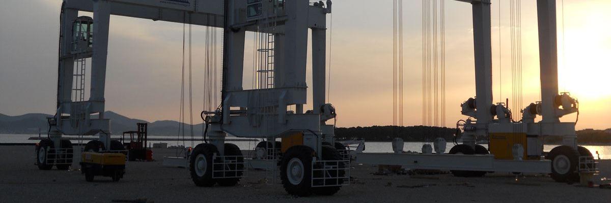 150 Ton Straddle Carrier bei Nacht