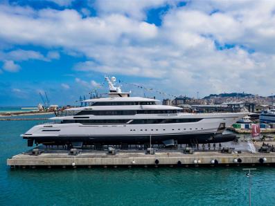 yacht angehoben mit CIMOLIFT in werft