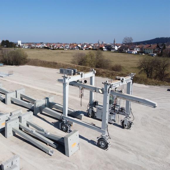 Straddle carrier in Betonfertigteilwerk