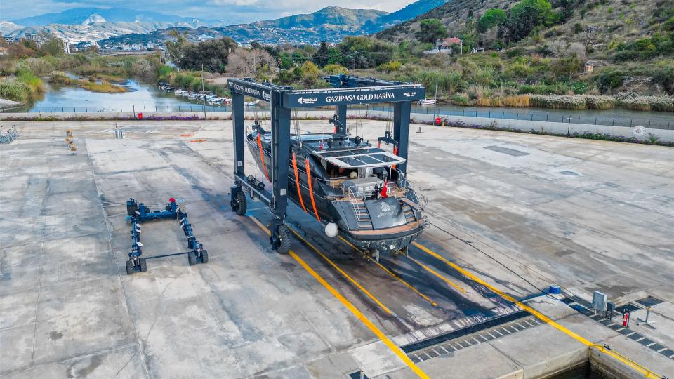 mobiler bootkran auf reifen mit angehängter motoryacht
