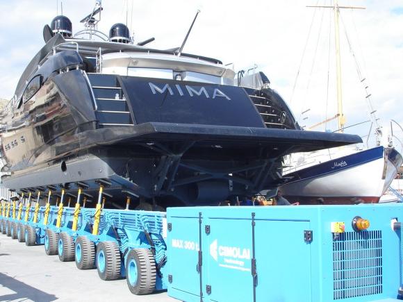 bootstransporter mit luxusyacht