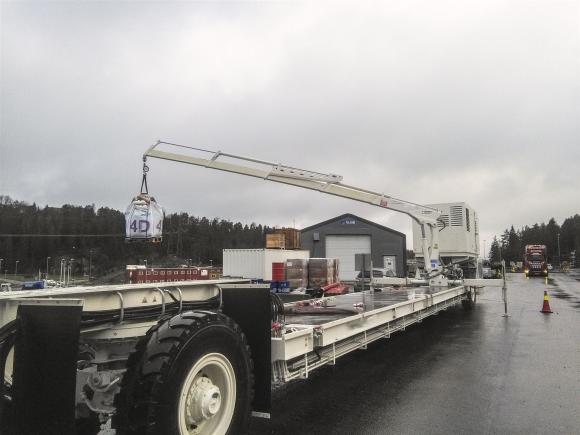 Multi service vehicle mit auslegerkran im außenbereich einer tunnelbaustelle